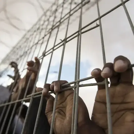 قوات الاحتلال تجوّع الأسرى الفلسطينيين في سجونها