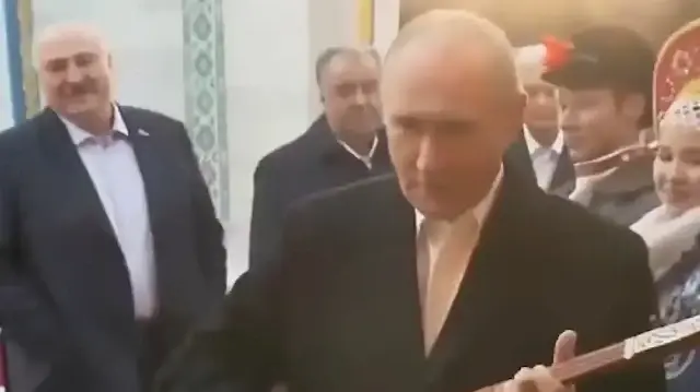 Rusya Devlet Başkanı Putin Kırgızistan'da 'kopuz' çalmaya çalıştı