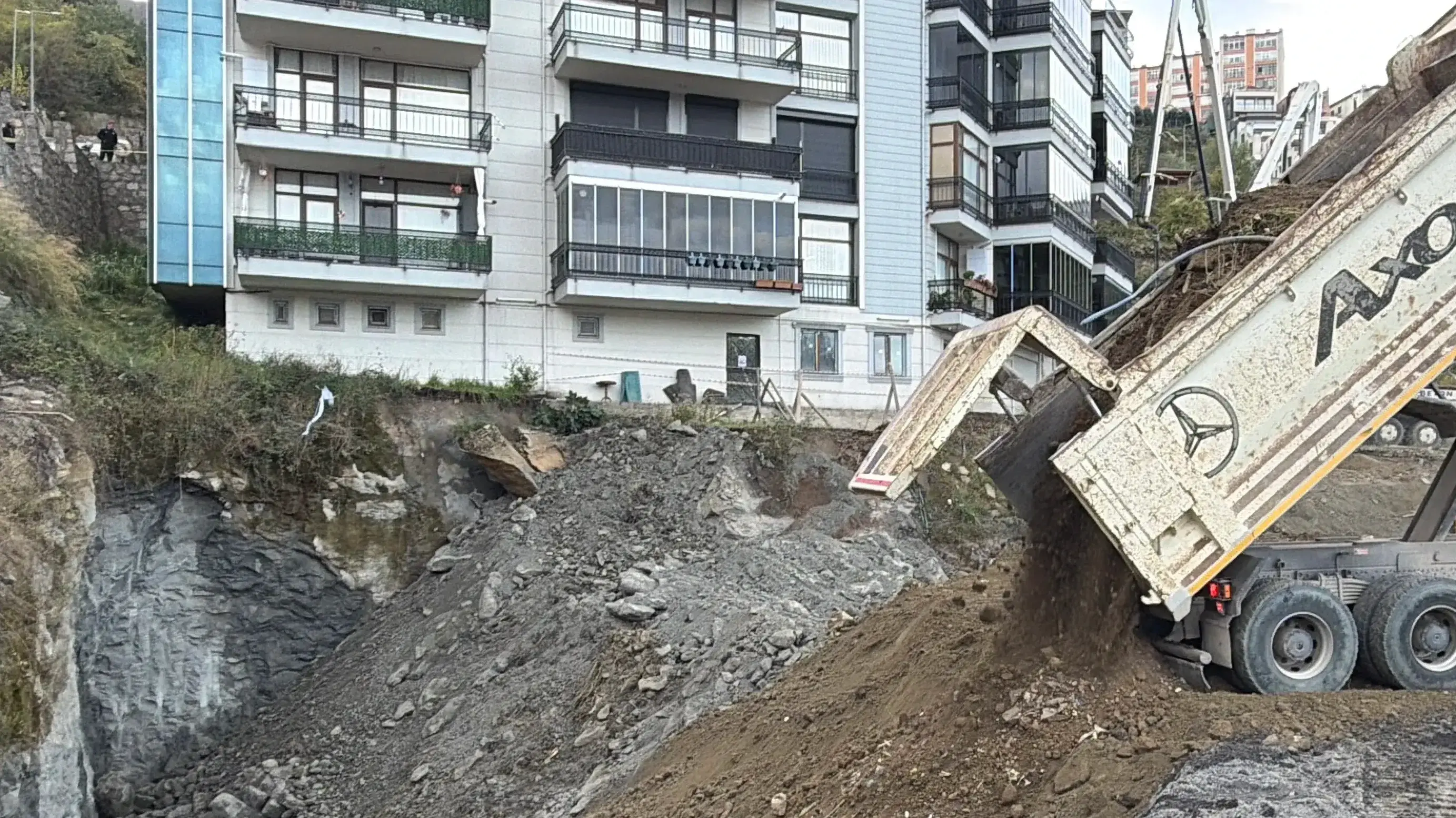 70 kişi tahliye edilmişti: Çöken alan toprakla dolduruluyor
