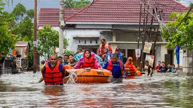  ارتفاع عدد ضحايا السيول والانهيارات الأرضية إلى 23 بجزيرة سومطرة الإندونيسية