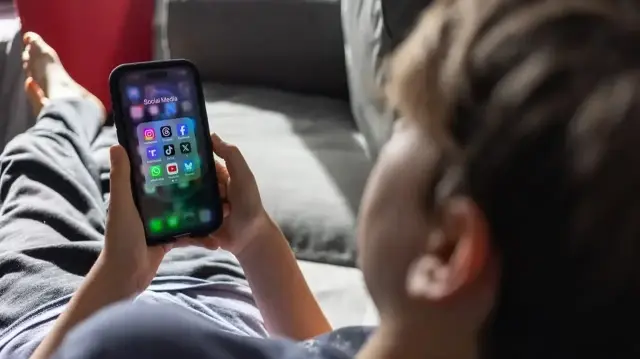 Австралийские подростки подали иск в Верховный суд против запрета соцсетей до 16 лет.