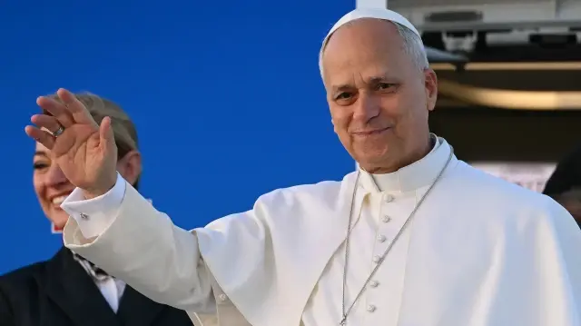 Le pape Léon XIV embarque dans un avion à destination d'Ankara pour son premier voyage apostolique en Türkiye et au Liban, à l'aéroport de Rome-Fiumicino, le 27 novembre 2025. 