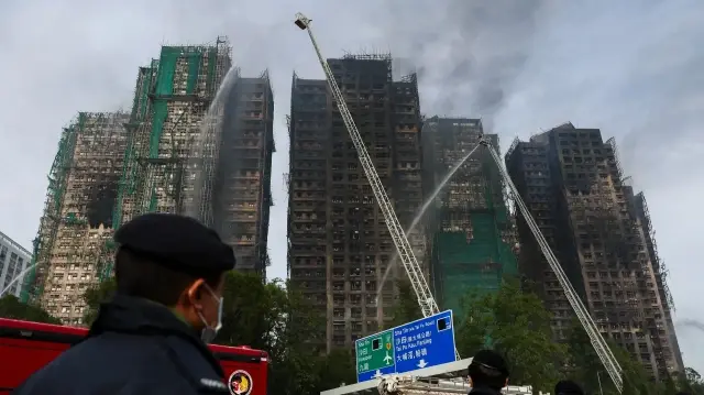 هونغ كونغ.. حصيلة قتلى حريق المجمع السكني ترتفع إلى 83