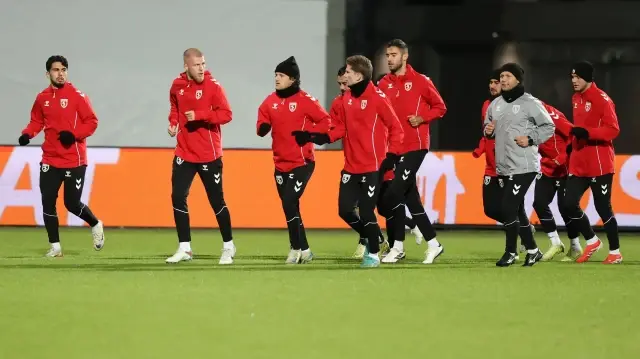 Les joueurs de Samsunspor à l'entraînement au stade Laugardalsvöllur de Reykjavik, le 26 novembre 2025. 