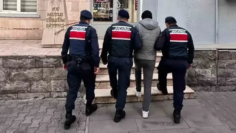 Yakalanan şahıs gözaltına alınarak işlemleri yapılmak üzere karakola götürüldü.