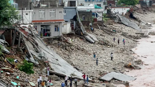 Au moins 31 morts et 14 disparus après des inondations et glissements de terrain causés par des pluies intenses au Sri Lanka, où les autorités appellent à la vigilance.