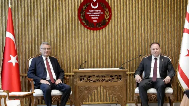Tufan Erhurman (à gauche), le nouveau dirigeant chypriote turc de la République turque de Chypre du Nord (RTCN) autoproclamée, un territoire uniquement reconnu par la Türkiye, rencontre le président de l'assemblée républicaine Ziya Oztürker dans la capitale divisée Nicosie, le 24 octobre 2025.