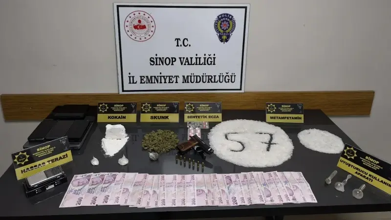 Aramada, 936 gram uyuşturucu madde, 18 uyuşturucu hap, hassas terazi ve bir ruhsatsız tabanca ele geçirildi.