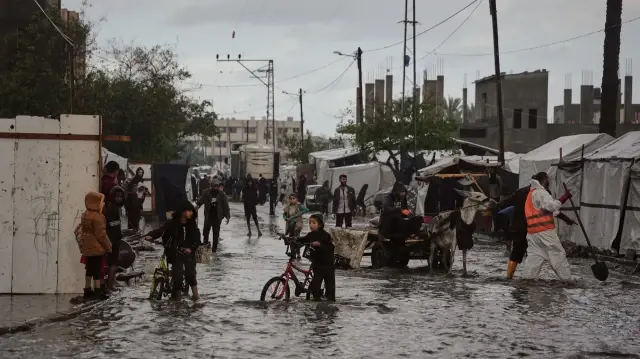 Ливни и наводнения усугубили гуманитарный кризис в Газе.
