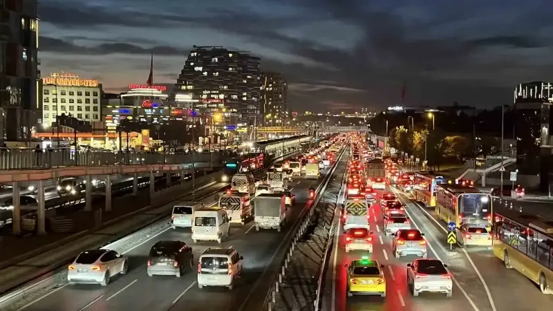 E-5 Karayolu, Avrupa ve Anadolu yakaları istikametine giden araçlar ilerlemekte zorlandı.