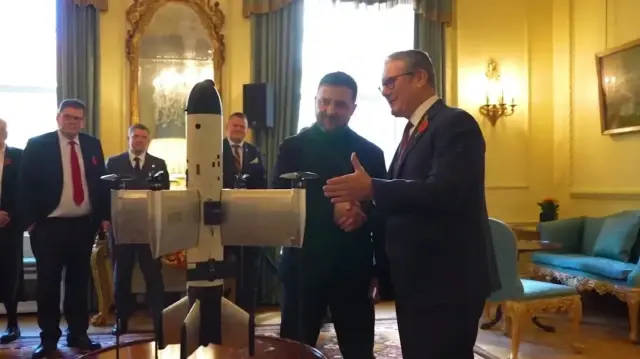 Президент Украины показал Киру Стармеру дрон Octopus