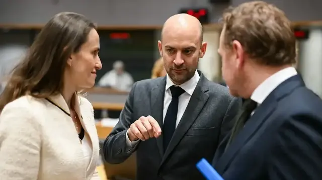 La ministre roumaine des Affaires étrangères, Oana-Silvia Toiu, le ministre français des Affaires étrangères, Jean-Noël Barrot, et le ministre néerlandais des Affaires étrangères, David van Weel, participent à une table ronde dans le cadre d'une réunion du Conseil des Affaires étrangères au siège de l'UE à Bruxelles, le 20 novembre 2025.
