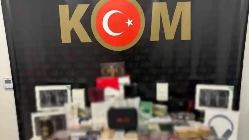 YAPILAN ARAMALARDA KAÇAK OLDUĞU BELİRLENEN 2 BİN 290 PAKET SİGARA, 145 ADET EMTİA VE 62 ŞİŞE İÇKİ ELE GEÇİRİLDİ.