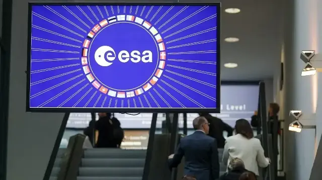 Le logo de l'Agence spatiale européenne (ESA) est visible sur un écran lors de la réunion ministérielle de l'Agence spatiale européenne (ESA) au Congress Centrum de Brême, dans le nord de l'Allemagne, le 26 novembre 2025.