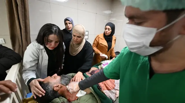 Un blessé reçoit des soins médicaux à l'hôpital Al-Mouwasat de Damas, à la suite d'une opération menée par les forces israéliennes dans le village syrien de Beit Jin, le 28 novembre 2025.