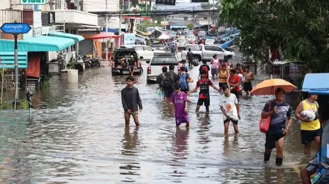 Сильные наводнения на юге Таиланда: Число жертв выросло до 145.