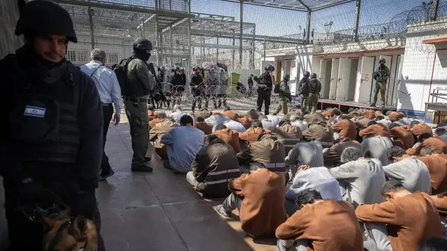 Палестинские заключенные в израильской тюрьме.
