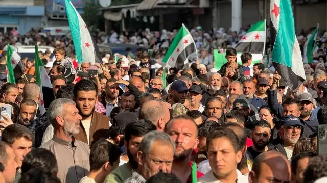 سوريا.. آلاف في الساحات إحياء لذكرى "ردع العدوان"