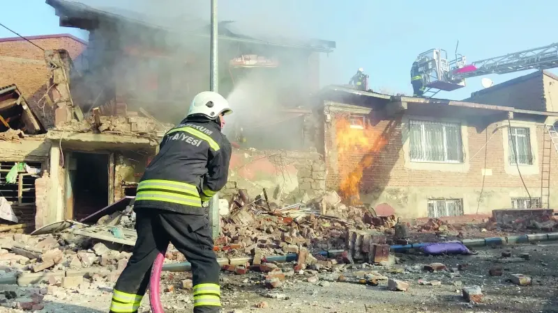 Erzurum'da 2 katlı sobalı evin önünden geçen doğal gaz hattında patlama meydana geldi.