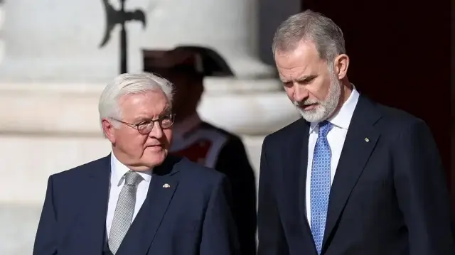 Король Испании Филипп VI приветствует президента Германии Франка-Вальтера Штайнмайера во время церемонии в Королевском дворце в Мадриде, Испания, 26 ноября 2025 года.
