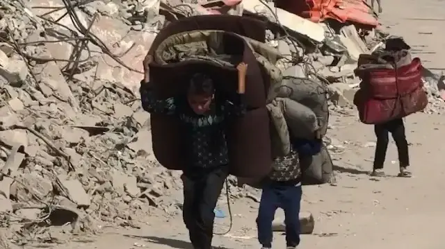 İsrail zulmünden kaçan Gazzeli çocuklar kendilerinden büyük yüklerin altına giriyor