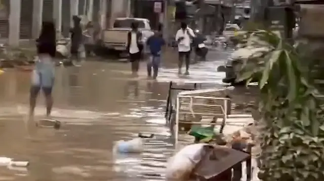Tayland'da sel felaketi yerleşim yerlerini adeta savaş alanına döndürdü