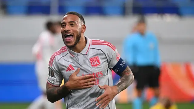 Le milieu de terrain français de Lyon, Corentin Tolisso, réagit après avoir marqué un but lors du match de l’UEFA Europa League entre le Maccabi Tel-Aviv FC et l’Olympique lyonnais (OL) au TSC Arena de Backa Topola, le 27 novembre 2025.