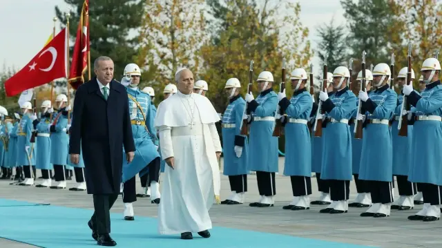 Le président turc Recep Tayyip Erdogan accueille le pape Léon XIV lors d'une cérémonie officielle au complexe présidentiel d’Ankara, en Türkiye, le 27 novembre 2025.