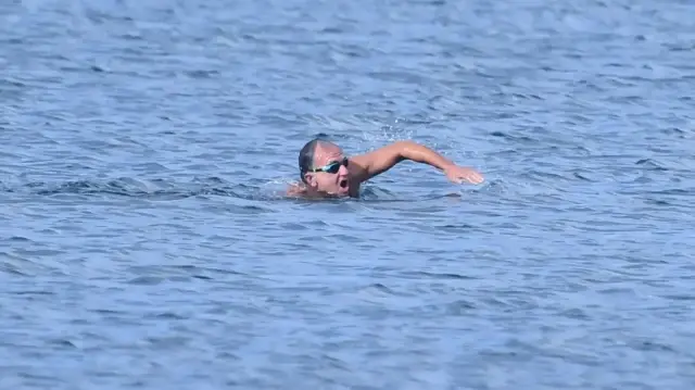 Papa'nın ayini öncesi İznik Gölü'ne girdi: Sahil güvenliğin vatandaşa müdahalesi kamerada