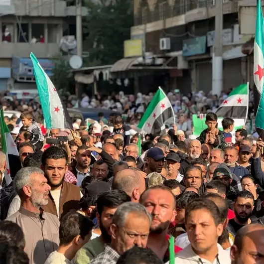 تلبية لدعوة الرئيس أحمد الشرع.. آلاف في الساحات إحياء لذكرى "ردع العدوان"