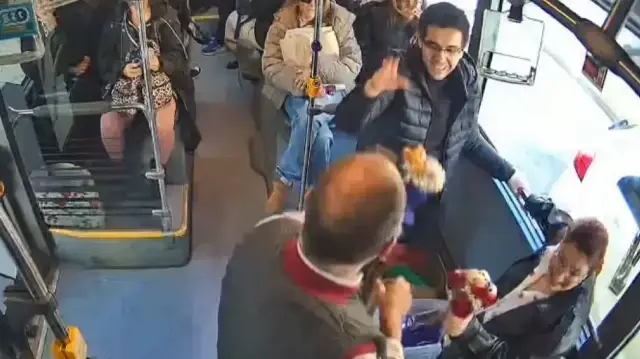 Otobüs şoförü Öğretmenler Günü'nde yolcusu iki öğretmene çiçek hediye etti