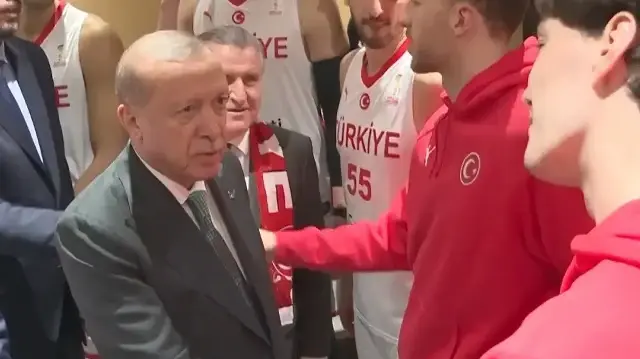 Cumhurbaşkanı Erdoğan soyunma odasında 12 Dev Adam'la sohbet etti