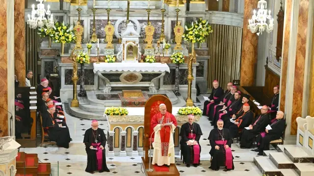 Le pape Léon XIV participe à une réunion et à une prière avec des évêques, des prêtres, des diacres, des hommes et des femmes consacrés et des agents pastoraux à la cathédrale du Saint-Esprit, à Istanbul, le 28 novembre 2025. 