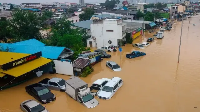 Des véhicules submergés par les eaux à Hat Yai, dans la province de Songkhla, au sud de la Thaïlande, alors que de graves inondations ont touché des milliers de personnes dans le sud du pays après plusieurs jours de fortes pluies.