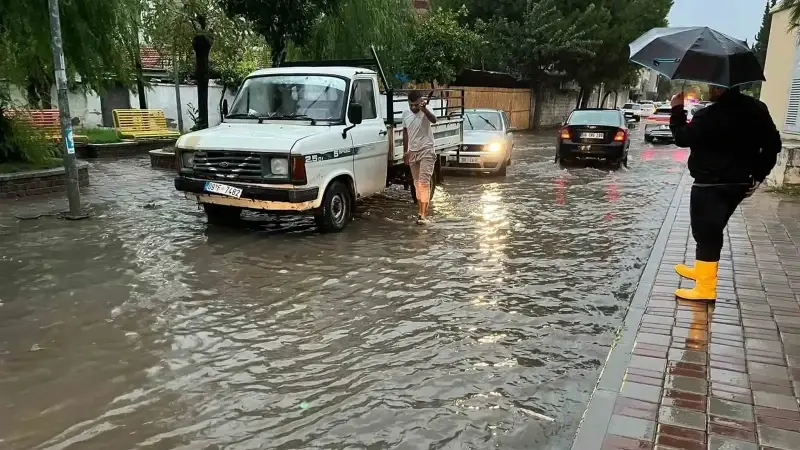  Yapılan açıklamada, kıyı bölgelerinde devam eden yağışların akşam saatlerinden sonra etkisini artırarak il geneline yayılmasının tahmin edildiği belirtildi. 