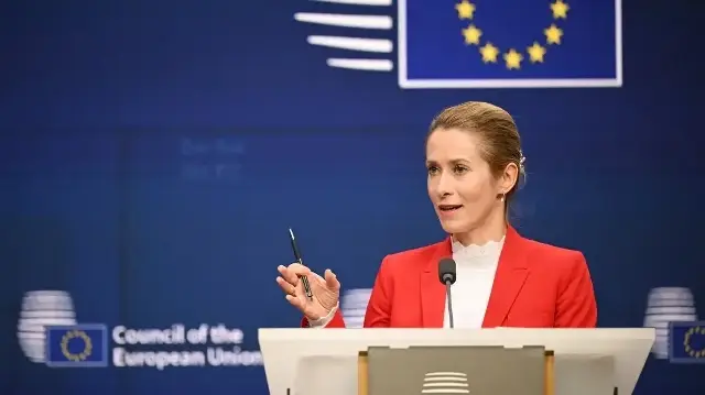 La vice-présidente de l'UE et haute représentante pour les affaires étrangères et la politique de sécurité, Kaja Kallas, s'adresse à la presse à l'issue d'une réunion virtuelle du Conseil des affaires étrangères consacrée à l'initiative américaine en faveur de l'Ukraine, à Bruxelles, le 26 novembre 2025.