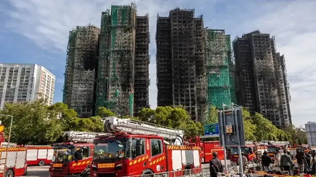 Les dégâts causés par un incendie majeur qui a ravagé plusieurs immeubles d'habitation du complexe résidentiel Wang Fuk Court, dans le quartier Tai Po de Hong Kong, le 28 novembre 2025.