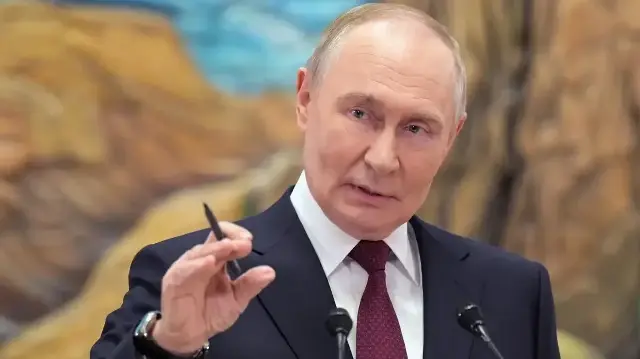 Sur cette photo collective diffusée par l'agence d'État russe Sputnik, le président russe Vladimir Poutine rencontre les médias russes à Bichkek le 27 novembre 2025.