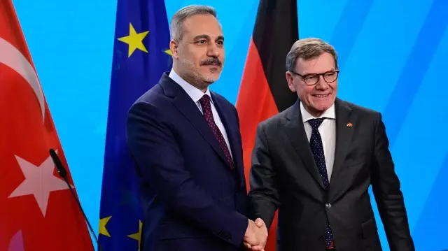 Le ministre allemand des Affaires étrangères Johann Wadephul (à droite) et son homologue turc Hakan Fidan se serrent la main à l'issue de leur conférence de presse commune le 28 novembre 2025 au ministère des Affaires étrangères à Berlin. 