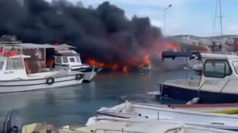 Çeşme'de korku dolu anlar: 7 tekne cayır cayır yandı