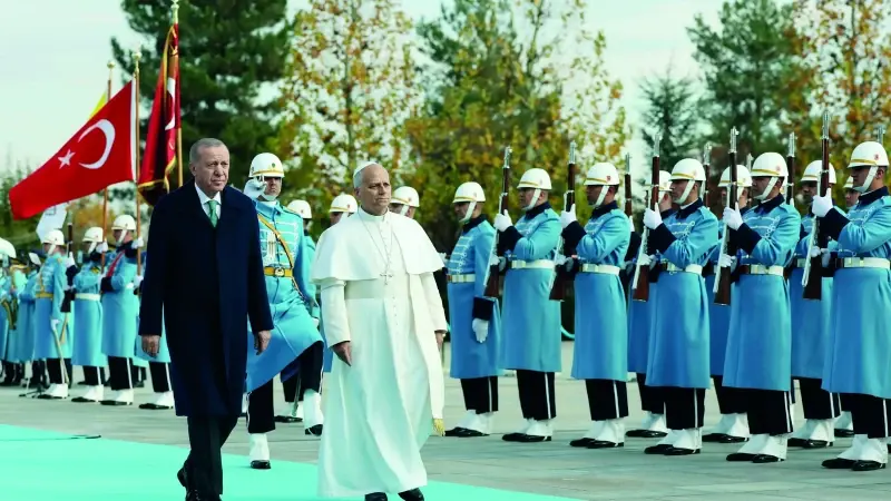 Cumhurbaşkanı Tayyip Erdoğan, ilk yurt dışı ziyaretini Türkiye’ye yapan Vatikan Devlet Başkanı Papa 14. Leo’yla bir araya geldi.