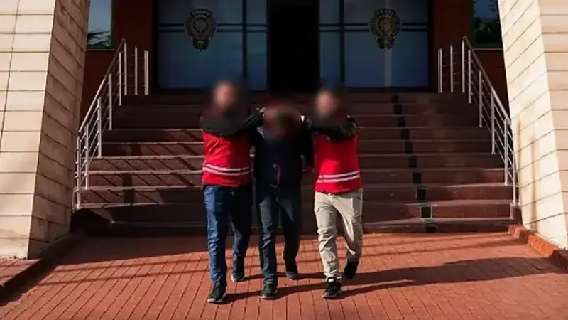 ISPARTA İL EMNİYET MÜDÜRLÜĞÜ EKİPLERİNCE, KENDİSİNİ POLİS–ASKER OLARAK TANITARAK BİR VATANDAŞI 120 BİN TL DOLANDIRAN VE HAKKINDA NİTELİKLİ DOLANDIRICILIK SUÇUNDAN ARANMA KAYDI BULUNAN ŞÜPHELİ YAKALANARAK TUTUKLANDI.