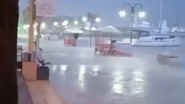 Çeşme'de sağanak yağış hayatı olumsuz etkiledi