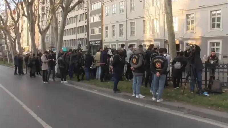 Saint Esprit Katedrali'nin önünde yoğunluk başladı