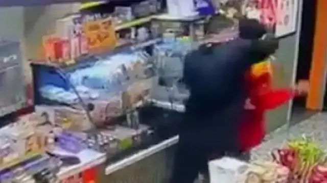 Kocaeli'nde alkollü müşteri akaryakıt istasyonu çalışanını böyle darbetti