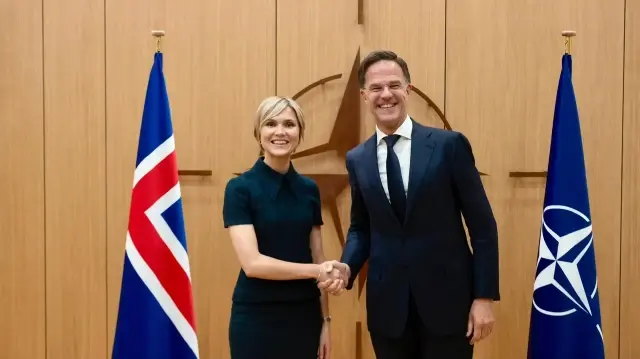 La Première ministre islandaise, Kristrun Frostadottir et le Secrétaire générale de l'OTAN, Mark Rutte.