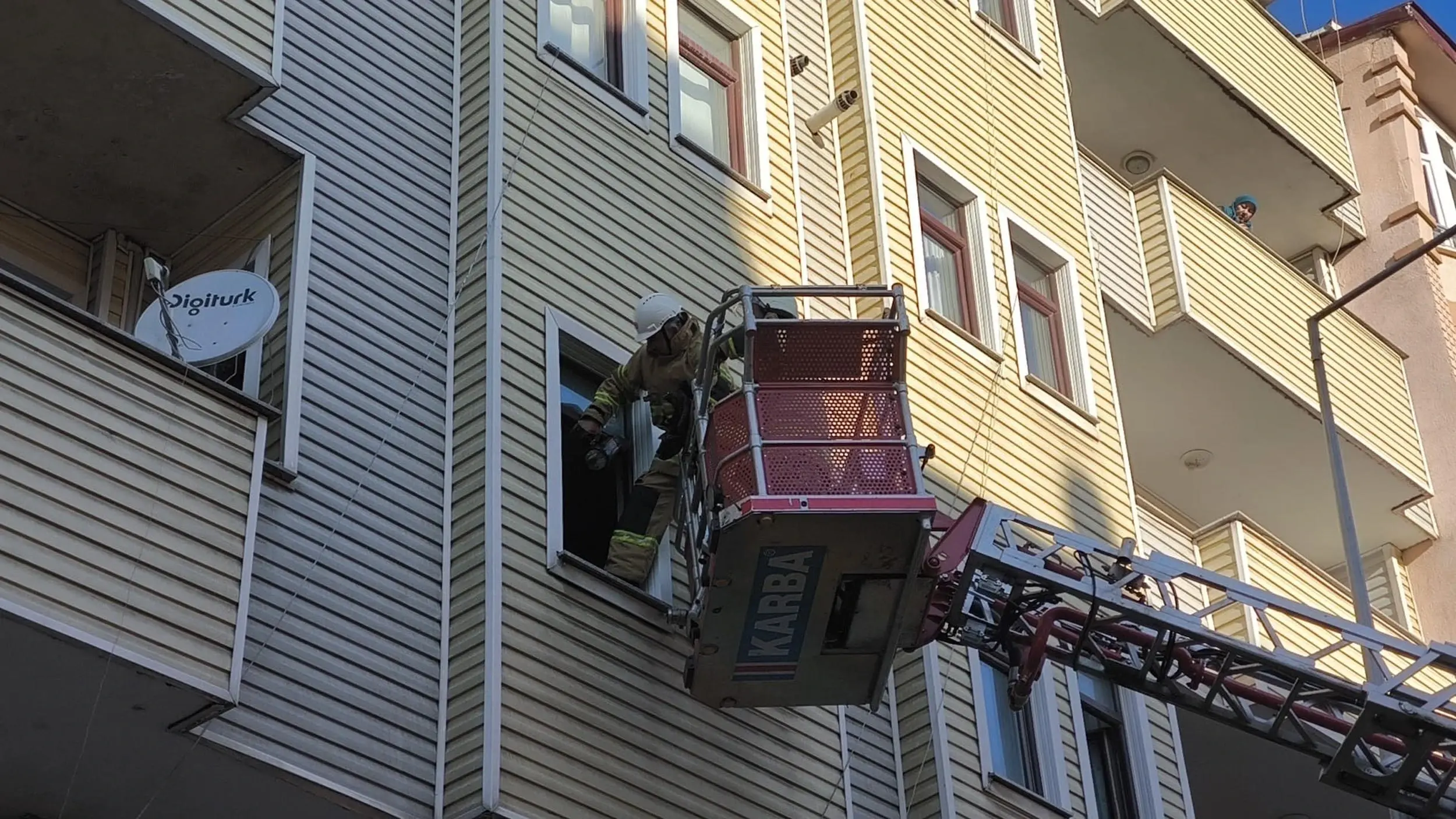Kars'ta 6 katlı binada yangın paniği: Biri çocuk 3 kişi dumandan etkilendi