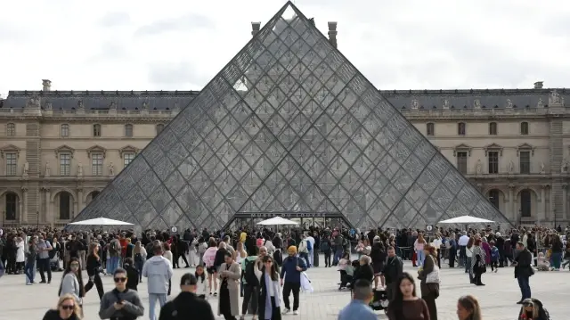 Louvre Museum to increase ticket prices for non-EU visitors by 45%