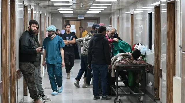Un homme est allongé sur un lit d'hôpital à l'hôpital Al-Mouwasat de Damas, après une opération menée par les forces israéliennes dans le village syrien de Beit Jin, le 28 novembre 2025.