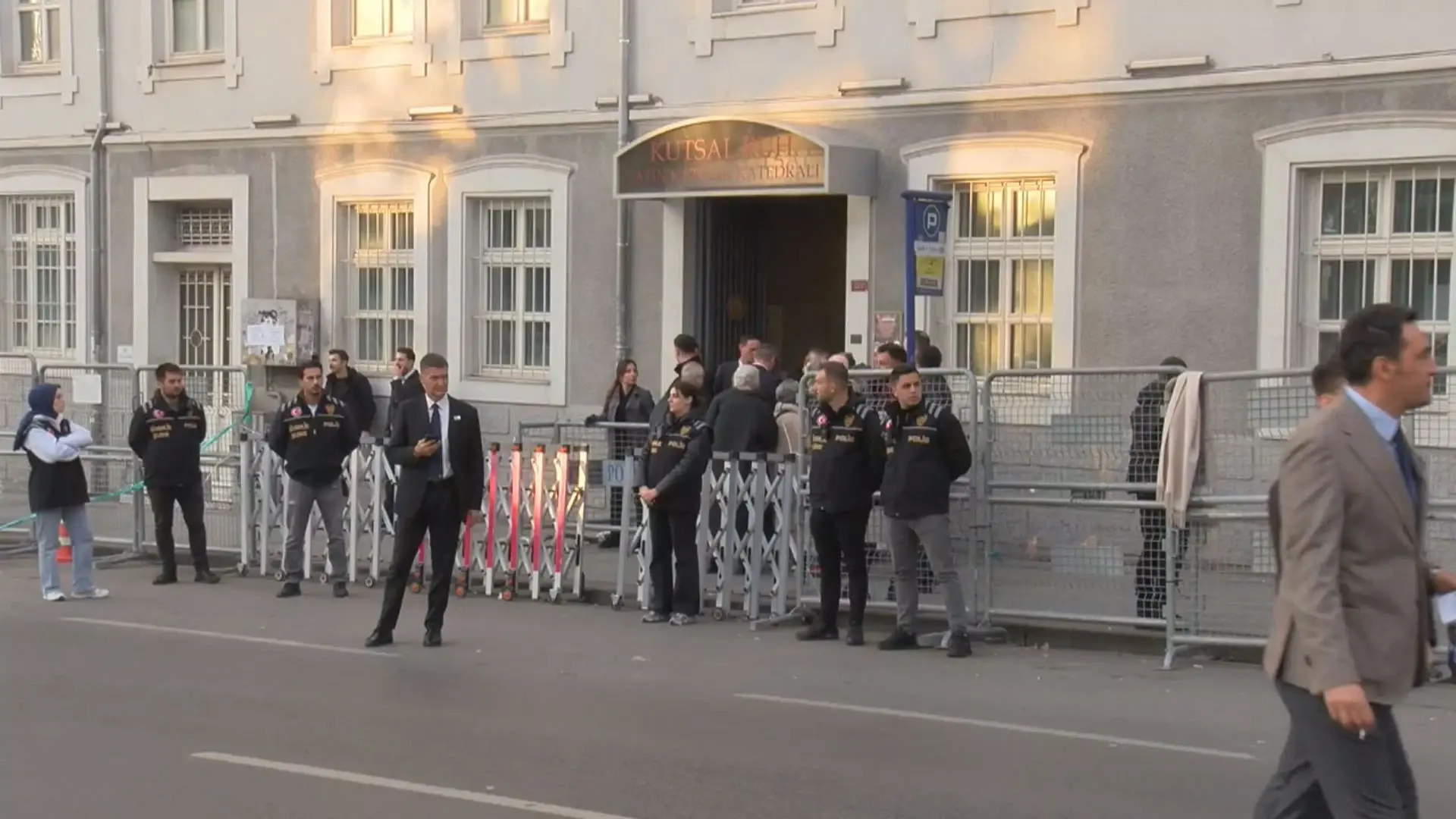Harbiye'deki Saint Esprit Katedrali'nin önünde yoğunluk başladı  